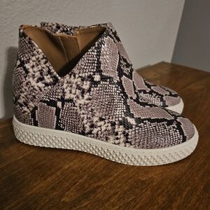 Aerosoles Snakeskin Pattern Women's Ankle Boots. Size 7, Wide
